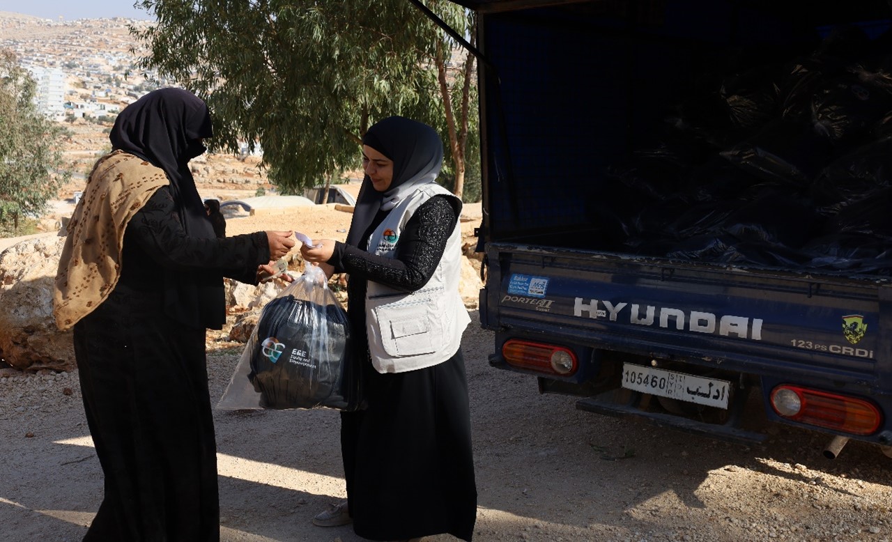 Met onze partner Equity & Empowerment delen we hygiënepakketten uit aan vrouwen in Noordwest Syrië.