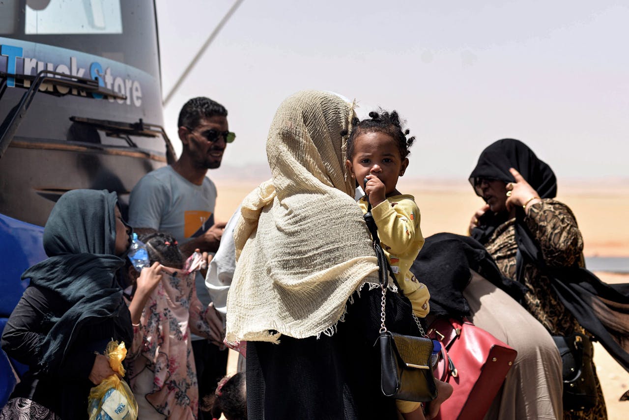 Soedanese vluchtelingen komen via de grensovergang Argeen naar Egypte om te ontsnappen aan het conflict in hun thuisland.