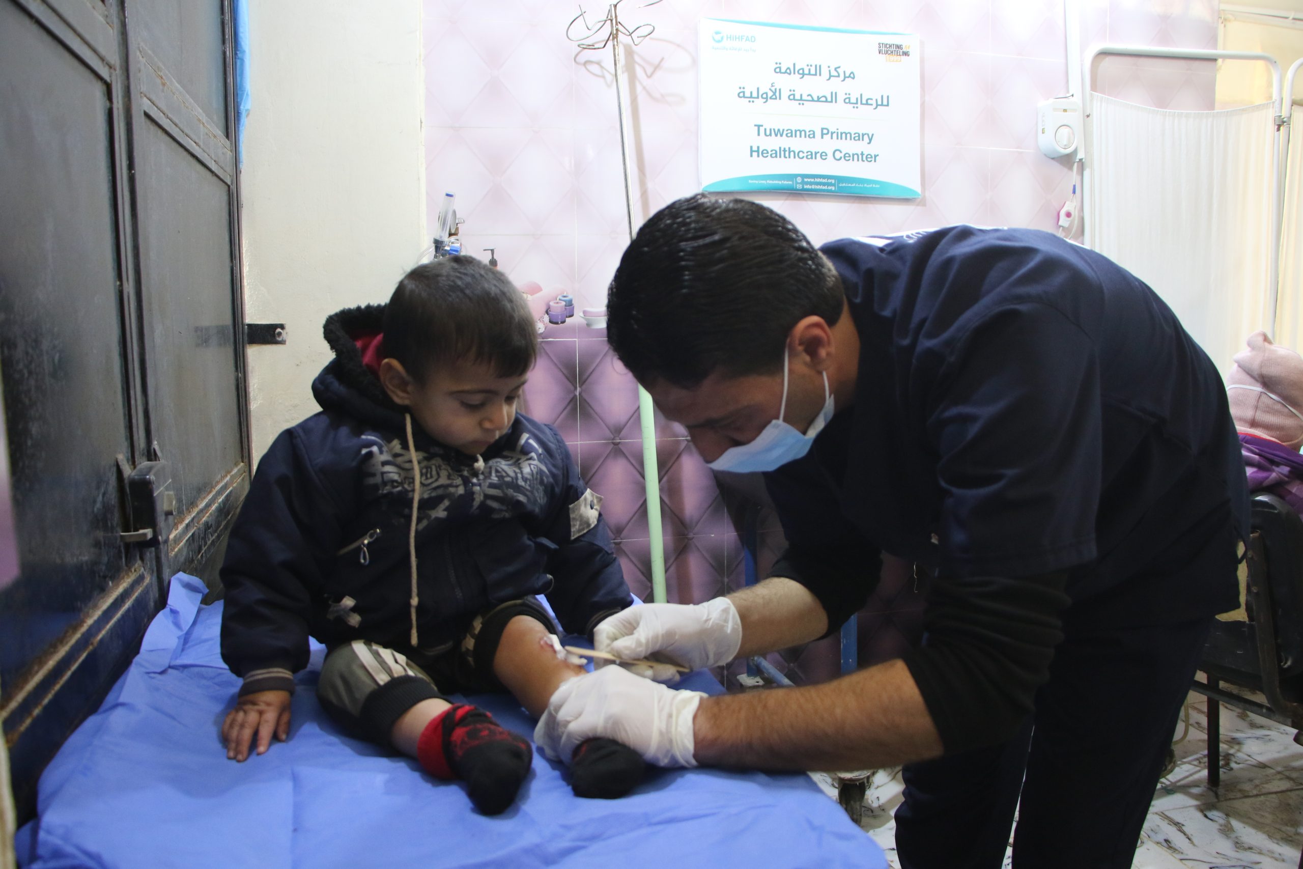 Een jongetje krijgt een pleister in een gezondheidscentrum in Noordwest-Syrië