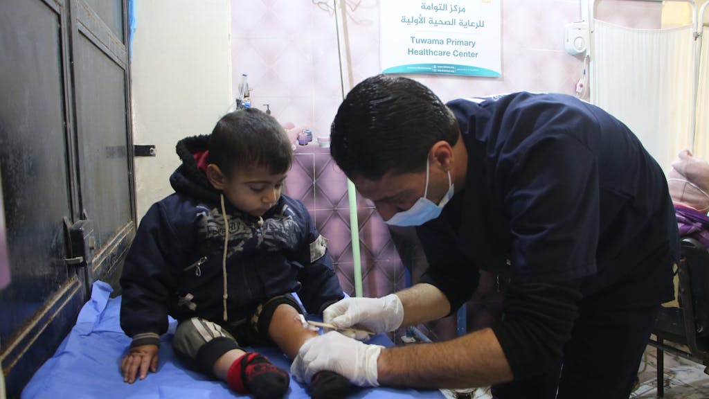 Een jongetje krijgt een pleister in een gezondheidscentrum in Noordwest-Syrië