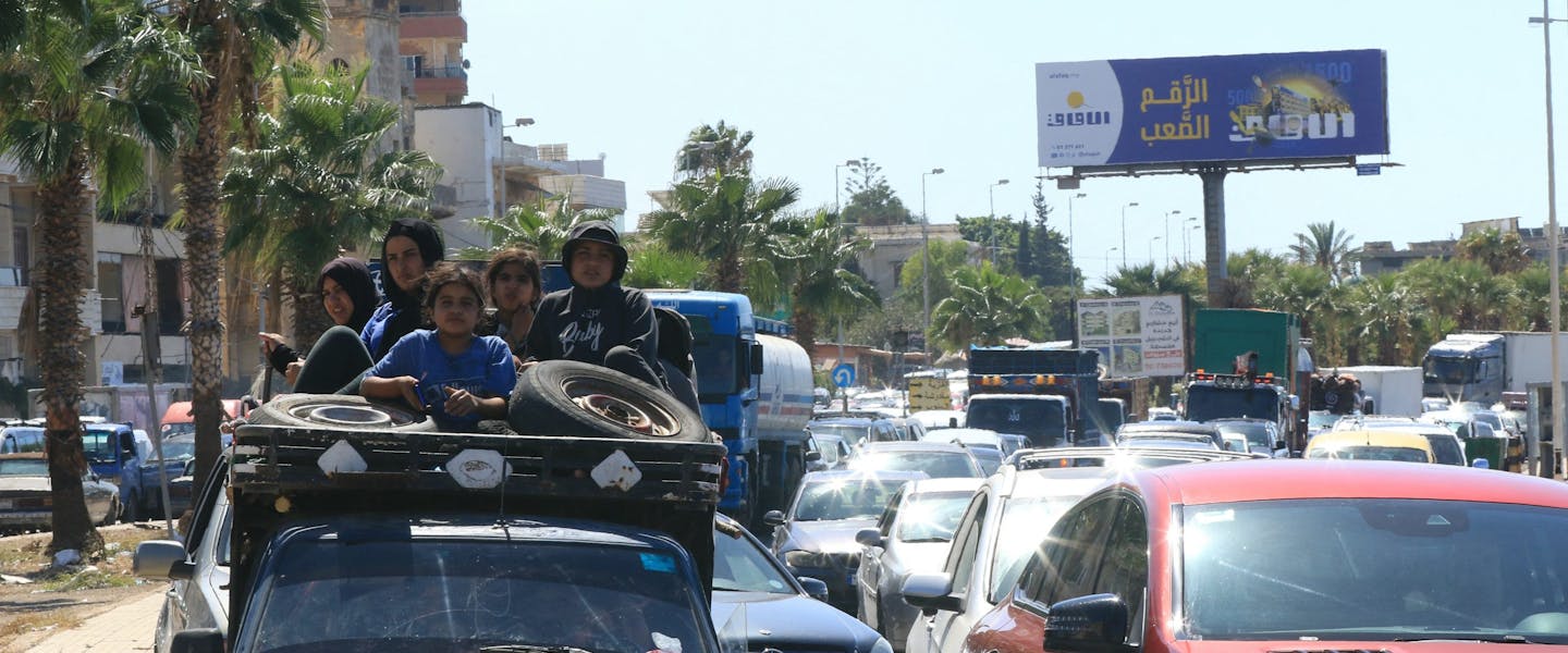 Een grote verkeersopstopping richting Beiroet doordat Libanezen massaal proberen Zuid-Libanon uit te vluchten.