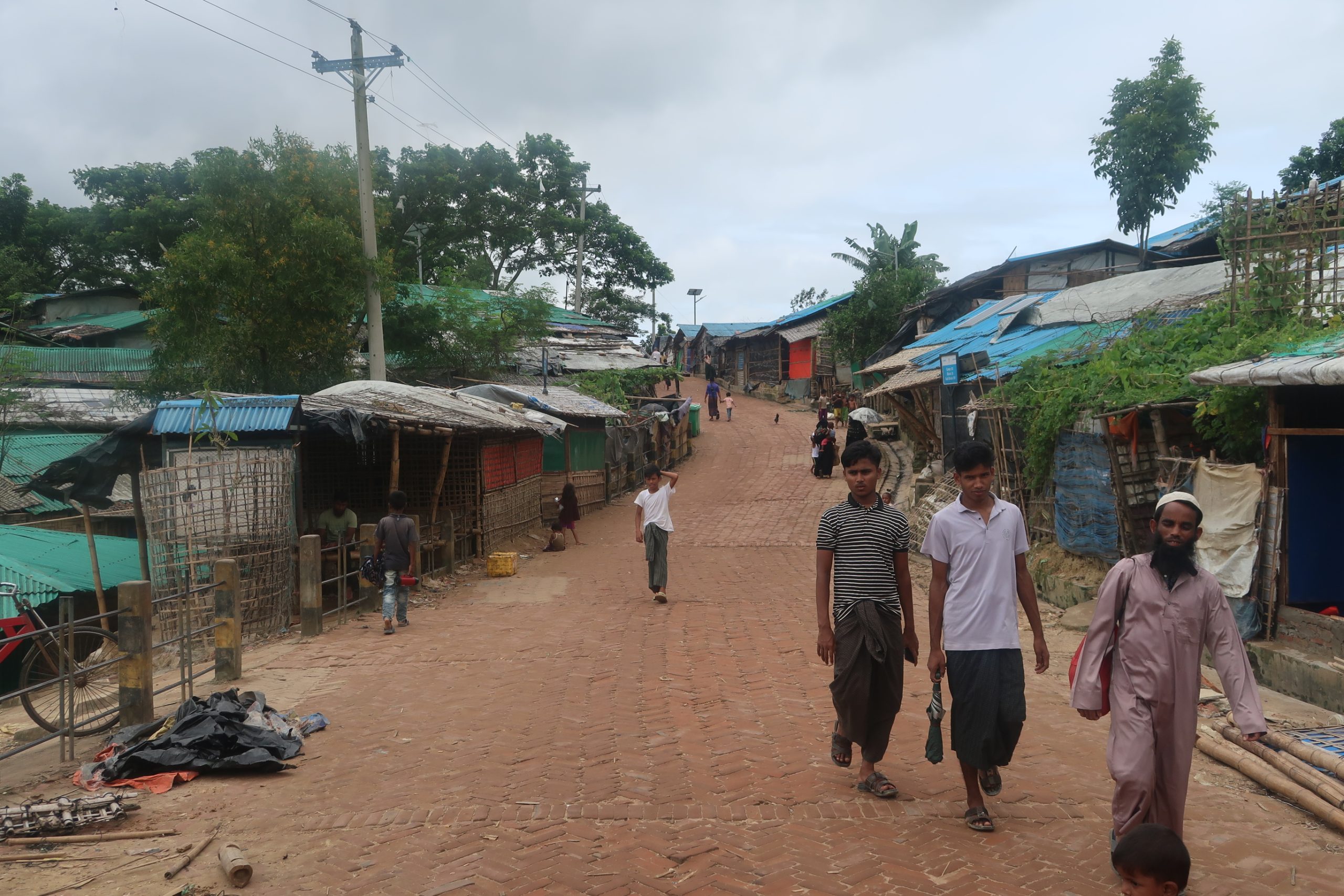 mensen lopen in het vluchtelingenkamp in Cox's Bazar, Bangladesh.