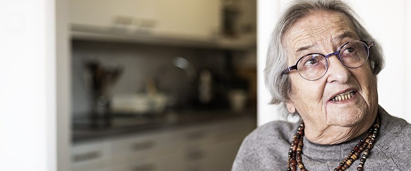 Portret van Mieke van Creveld-Zeehandelaar, 87 jaar. Ze draagt een bruine kralenketting en grijze trui.