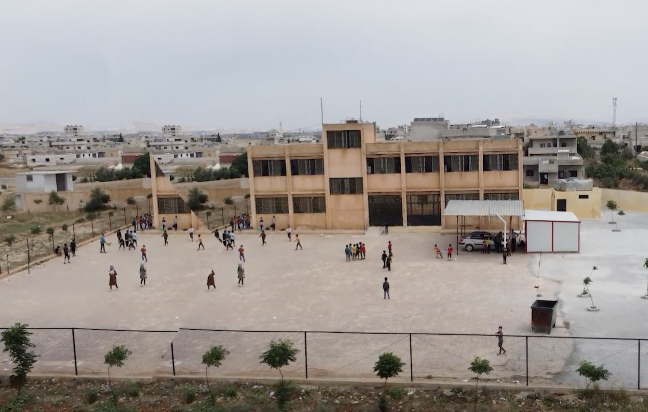Samen met onze partner Hurras Network hebben we 16 scholen gerenoveerd en gerepareerd in Noordwest Syrië.