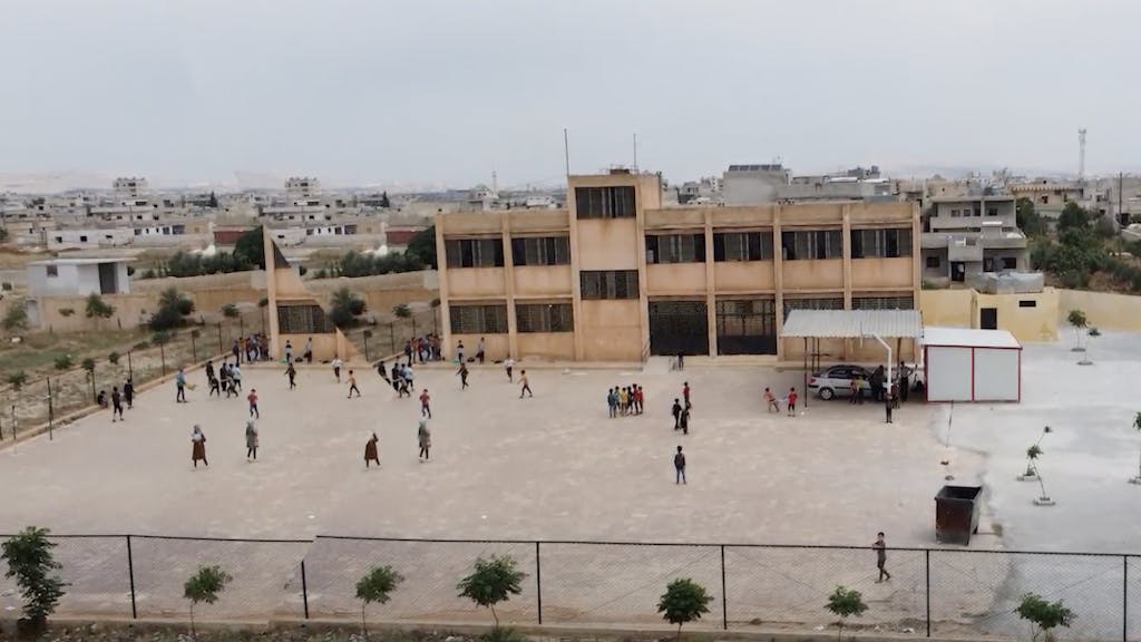 Samen met onze partner Hurras Network hebben we 16 scholen gerenoveerd en gerepareerd in Noordwest Syrië.