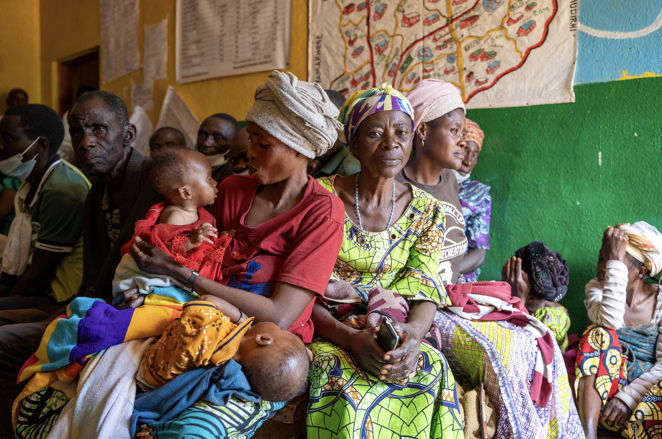 een groep mensen op de vlucht uit DR Congo met kleurrijke kleding