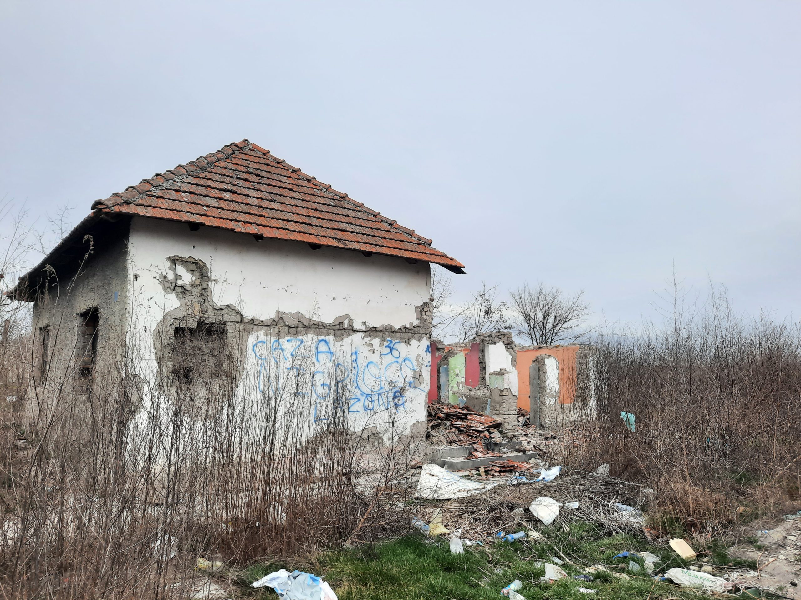 verlaten, vervallen huis in servie waar mensen op de vlucht schuilen.