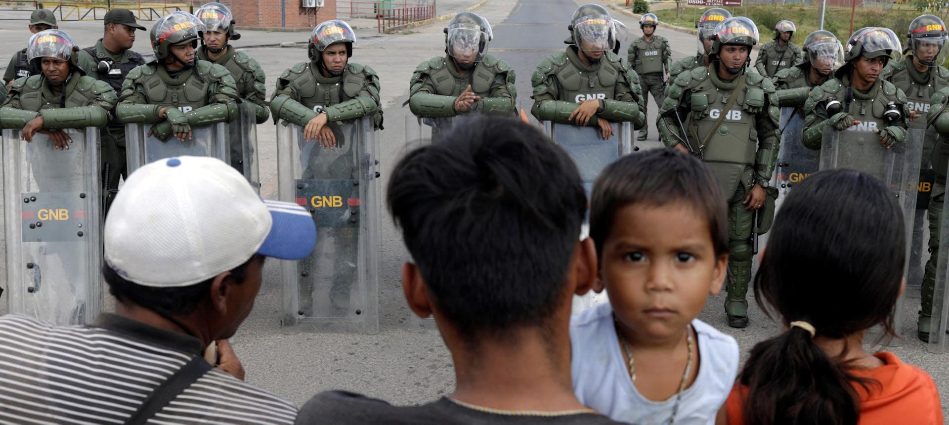 Mensen die de grens over willen naar Venezuela staan tegenover de grenscontrole