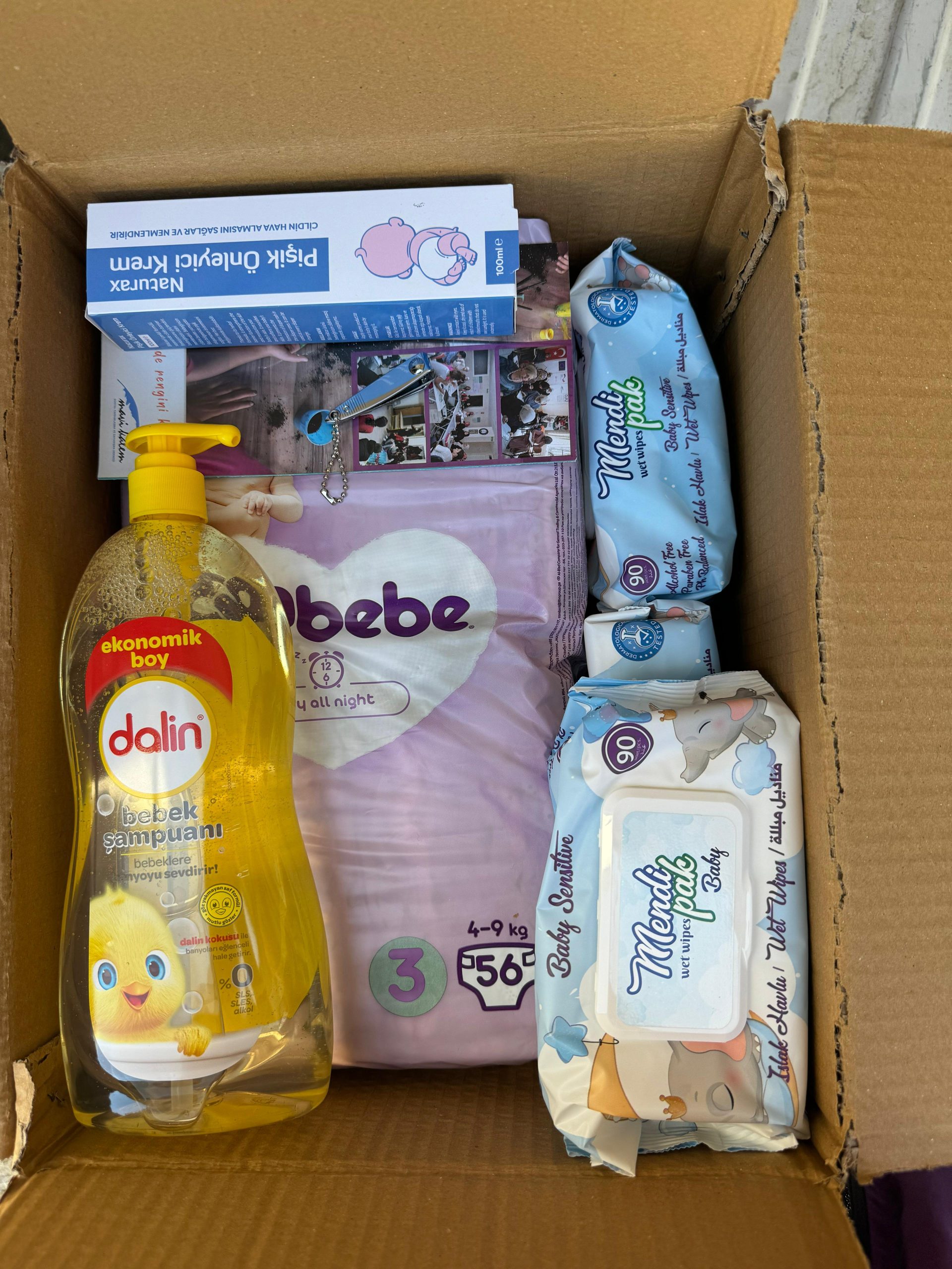 Samen met onze partner MaviKalem delen we babyverzorgingspakketten uit in Zuidoost-Turkije.