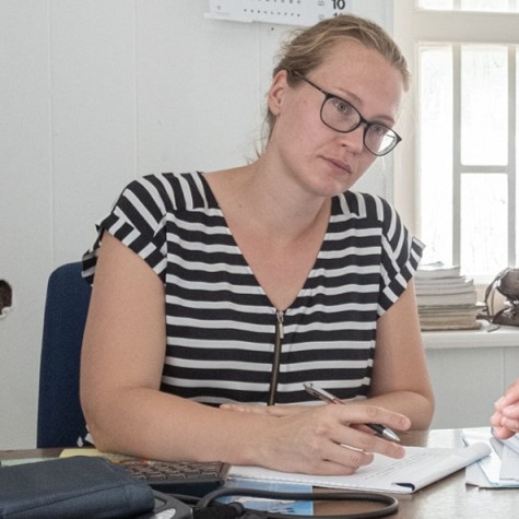 Portret van Elisa Janszen. Blonde vrouw draagt gestreept t-shirt.