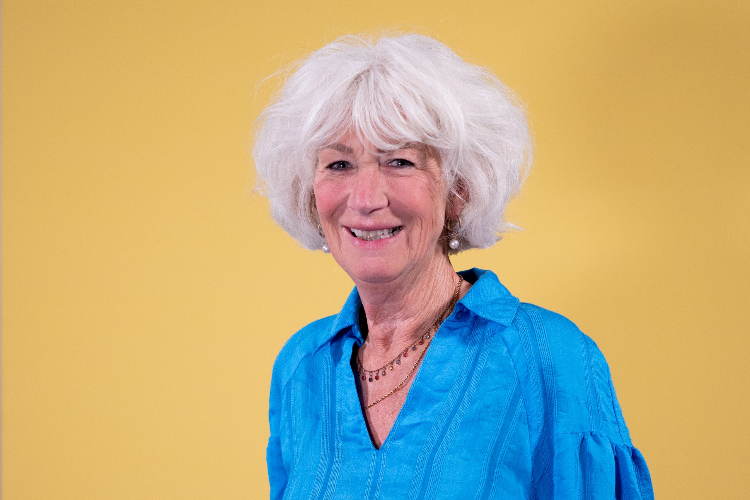 Portret van Renske Boetje met een gele achtergrond