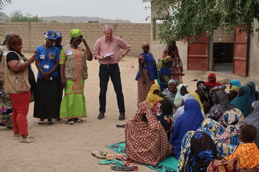 Man in Nigeria met grote groep vrouwen