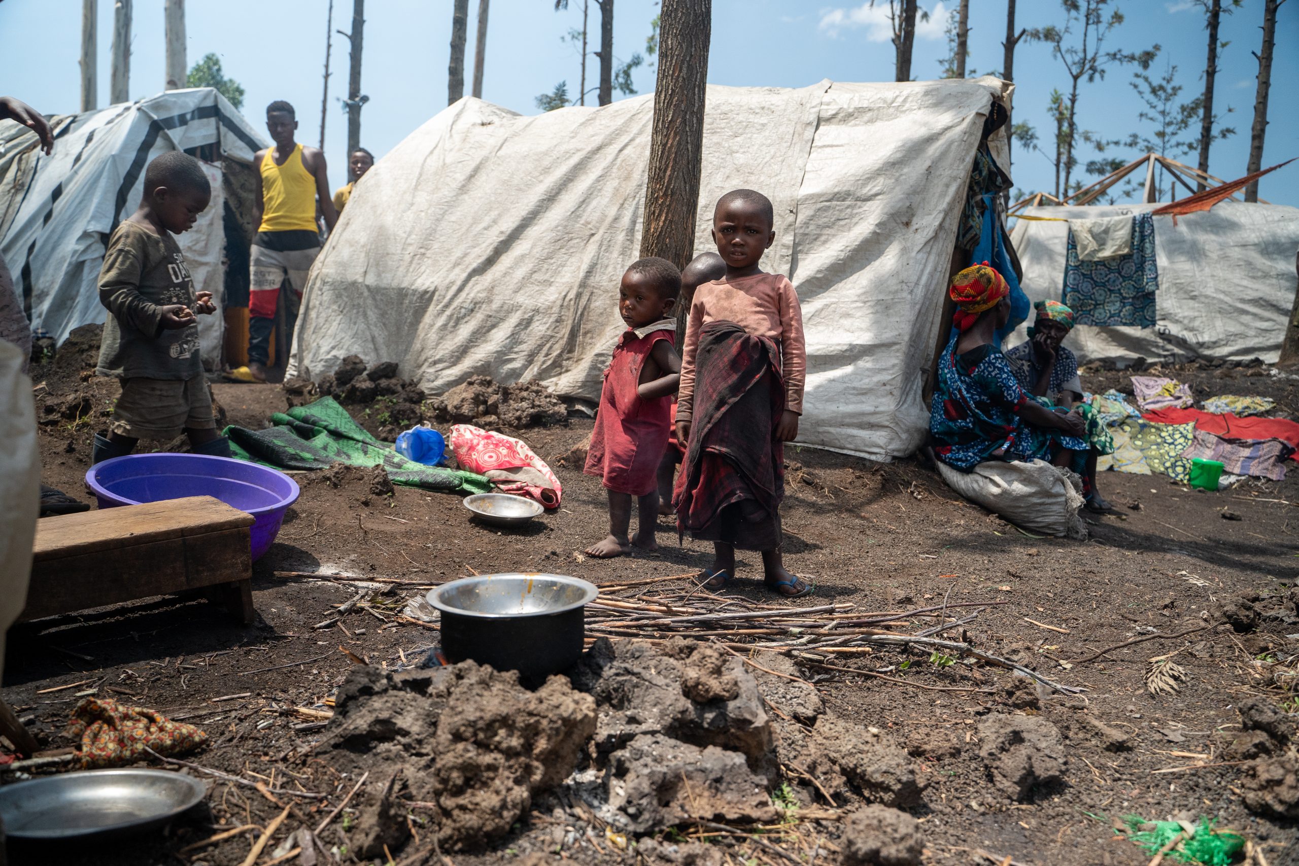 twee jongetjes in een vluchtelingenkamp in Goma