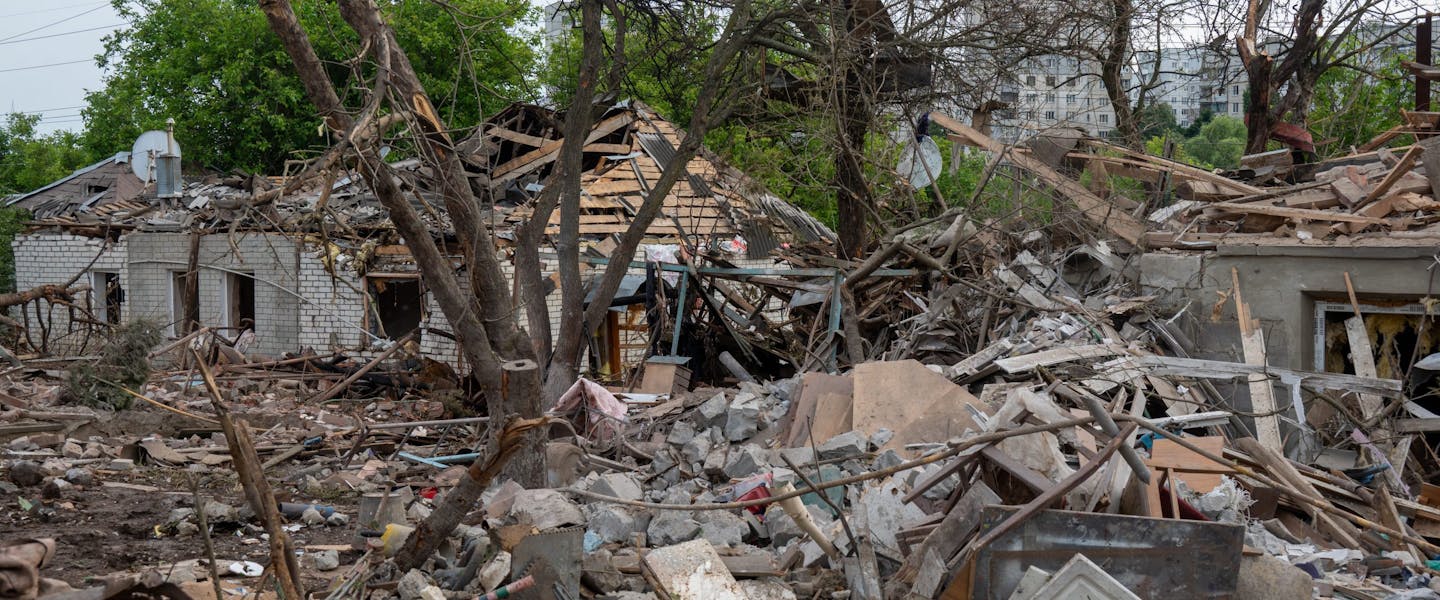 gebombardeerd gebied met huizen in Oekraïne