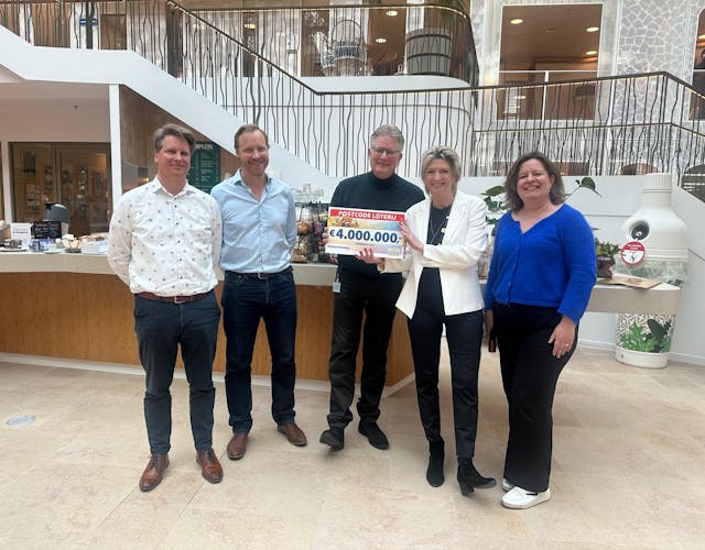de cheque met daarop de jaarlijkse bijdrage van 4 miljoen euro werd toegekend in het kantoor van de Nationale Postcode Loterij
