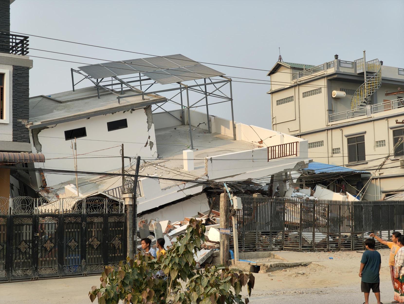 De schade in Mandalay na de aardbeving in Myanmar is enorm.