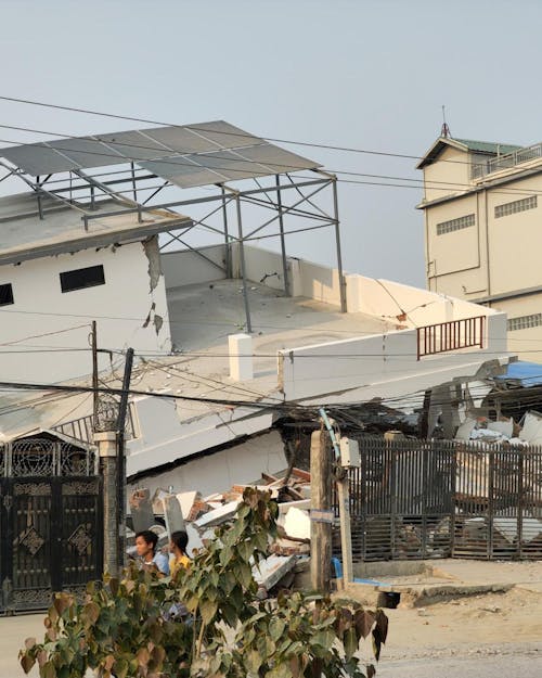 De schade in Mandalay na de aardbeving in Myanmar is enorm.