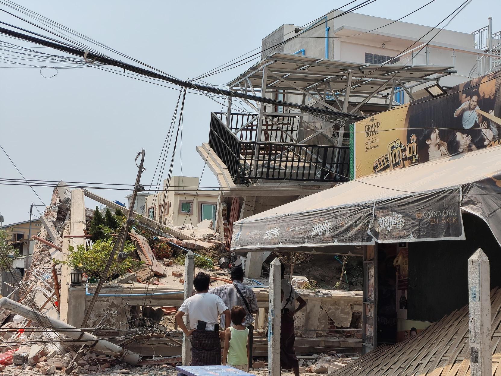 De schade in Mandalay na de aardbeving in Myanmar is enorm.