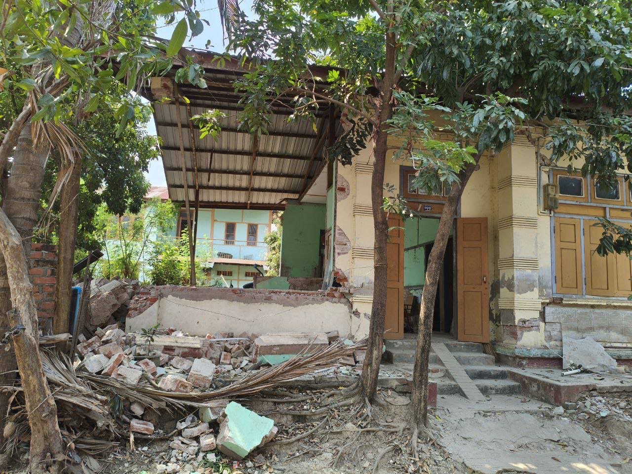 De schade in Mandalay na de aardbeving in Myanmar is enorm.