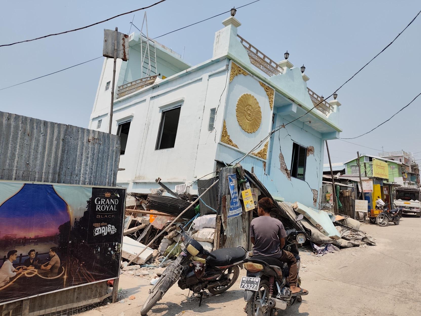 De schade in Mandalay na de aardbeving in Myanmar is enorm.