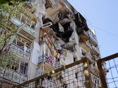 Een verwoest appartementencomplex in Oekraine.