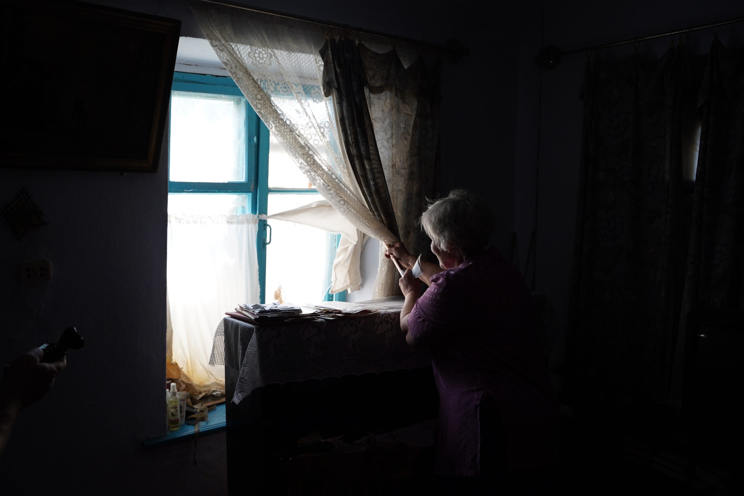 Diana in haar huis aan de Oekraiense frontlinie, dat door raketaanslagen is verwoest