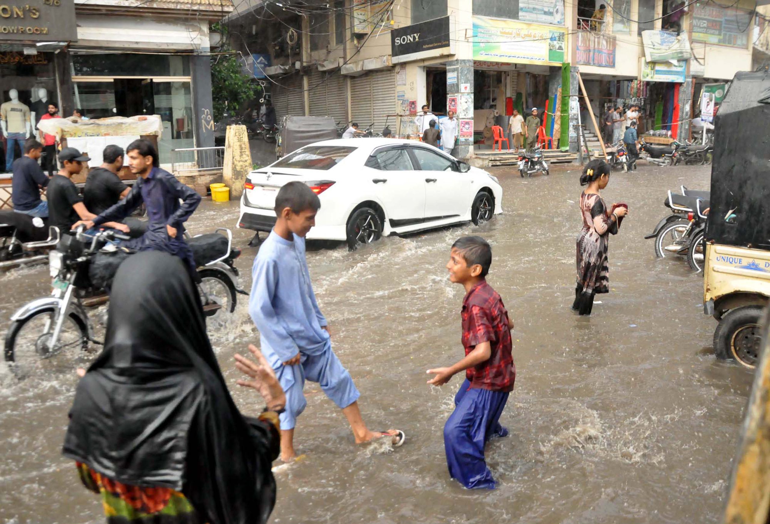 kinderen in ondergelopen straten in Pakistan