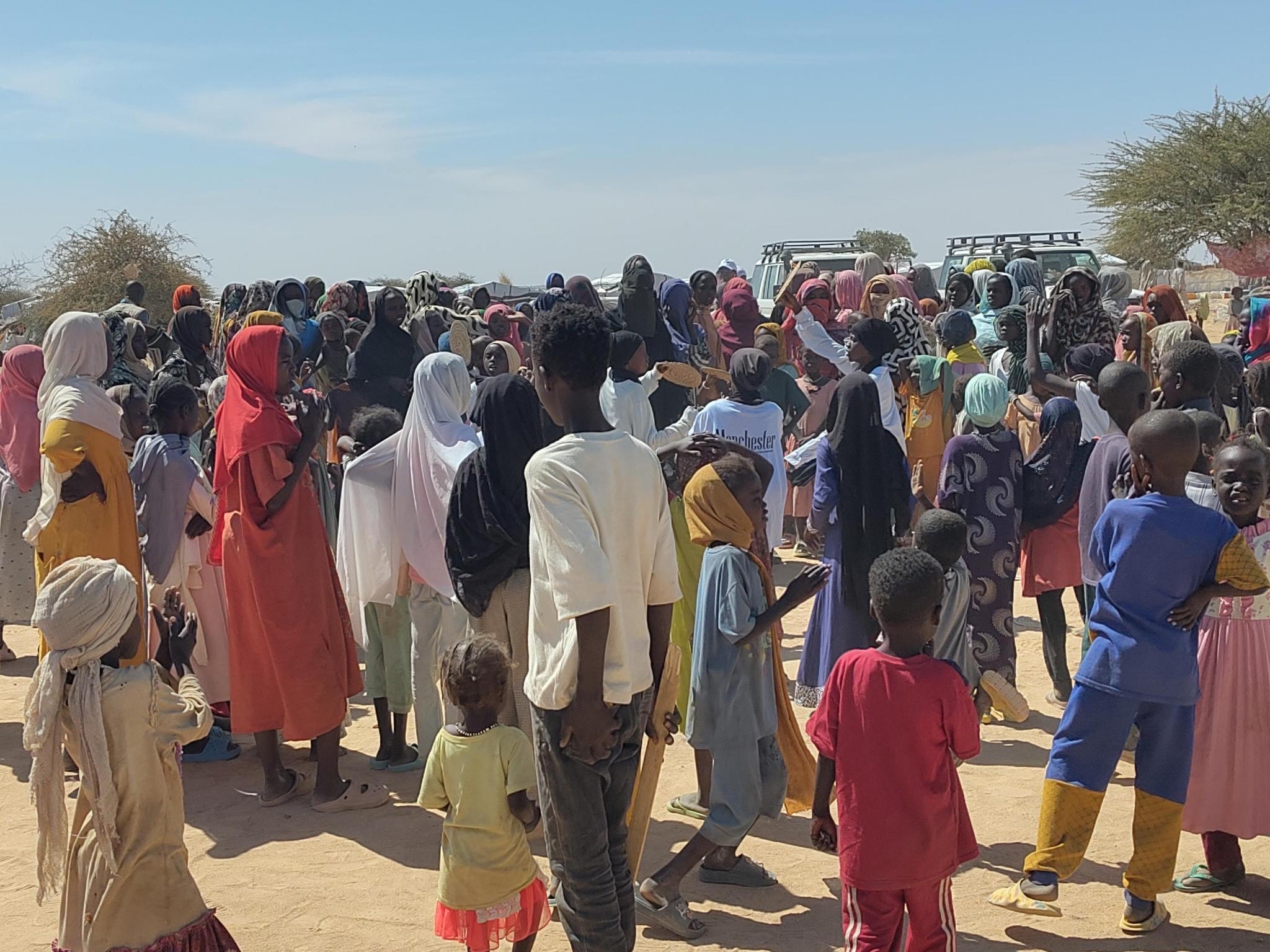 verslag Kees Ton op de grens van Darfur. Mensen wachten in transitkamp in Oost-Tsjaad op noodhulp.