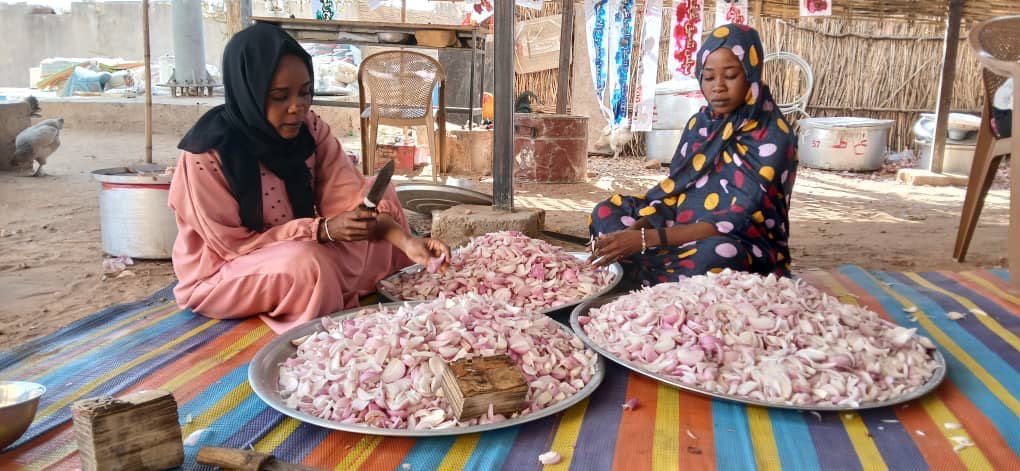 Vrijwilligers verzorgen warme maaltijden voor de gemeenschap in Tawila.