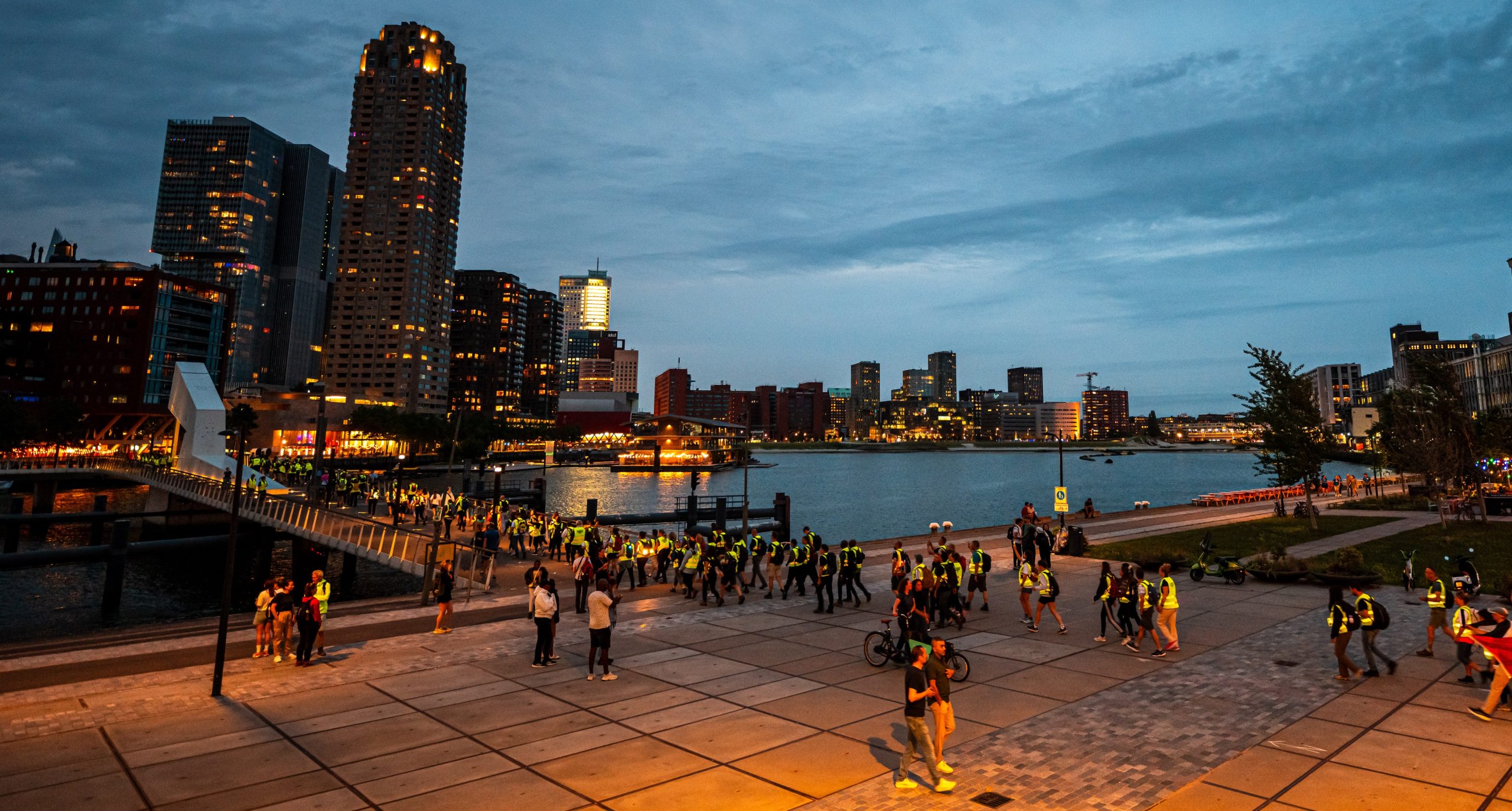 de start van de 10 en 20 km routes van de Nacht van de Vluchteling in Fenix, Rotterdam