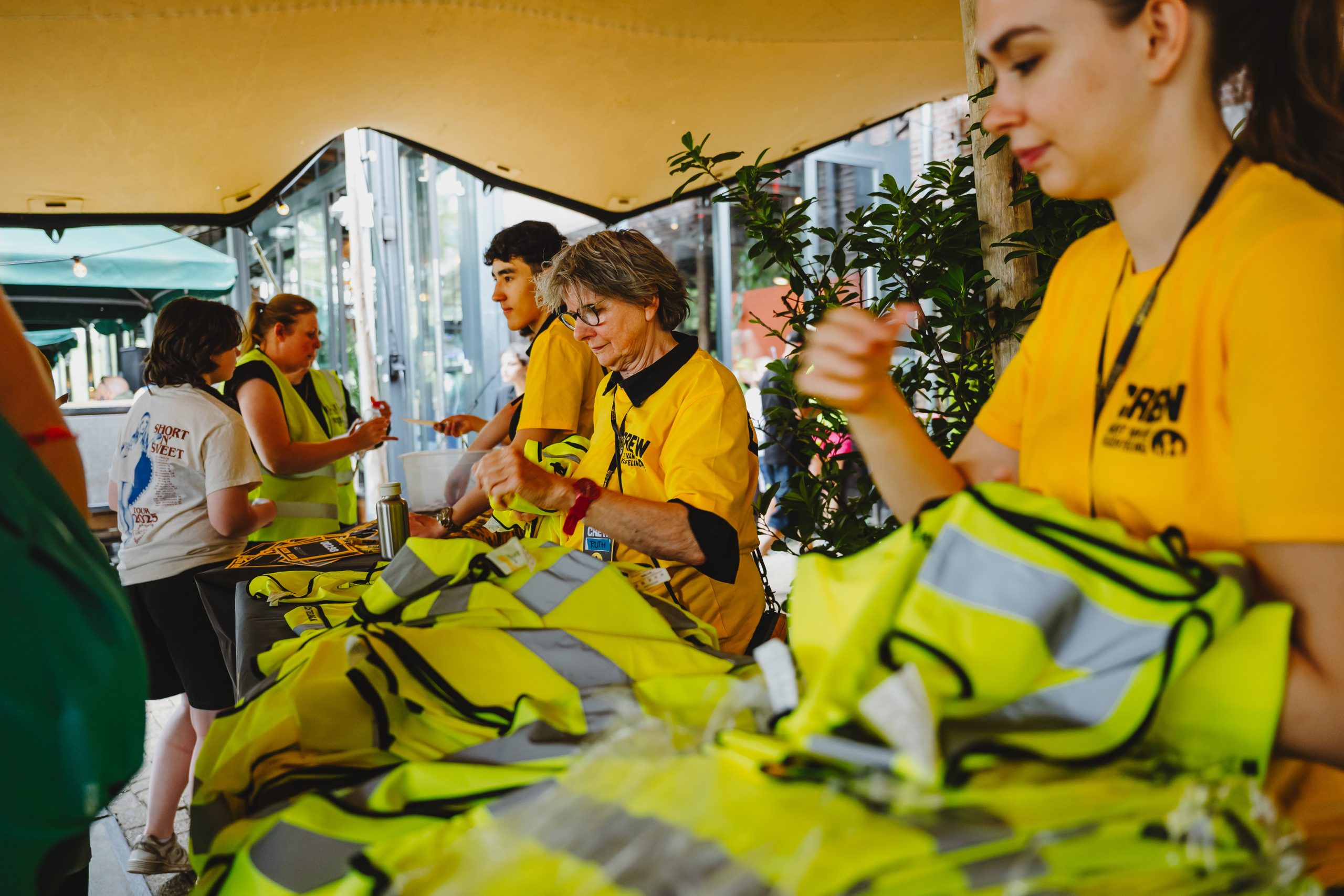 vrijwilligers aan het werk bij de Nacht van de Vluchteling