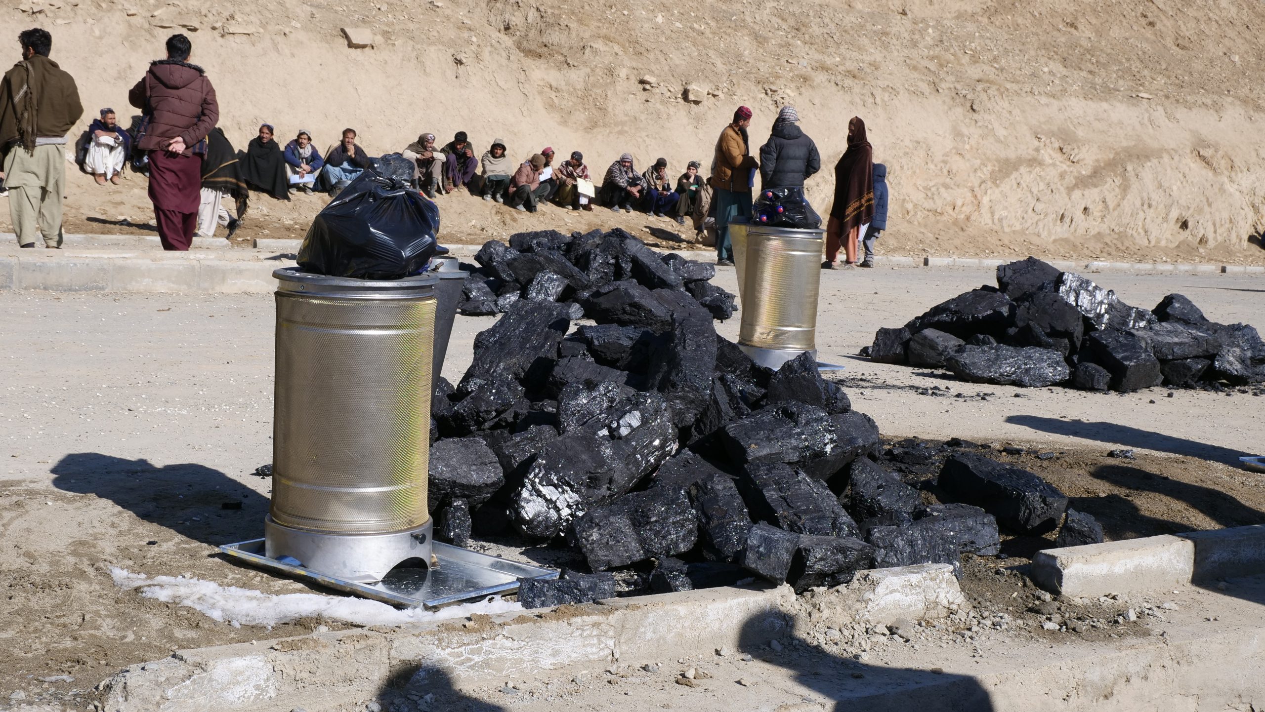 Een kachel en een stapel kolen. Deel van onze winterhulp aan families in Afghanistan.