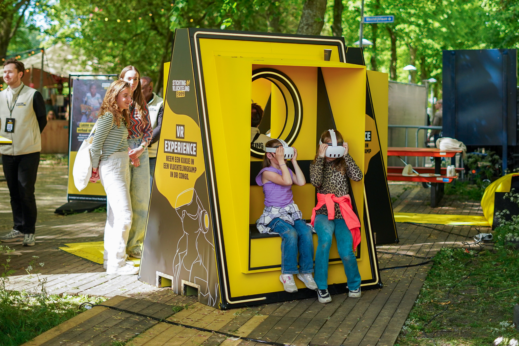 twee kinderen kijken naar onze VR-film op het bevrijdingsfestival.