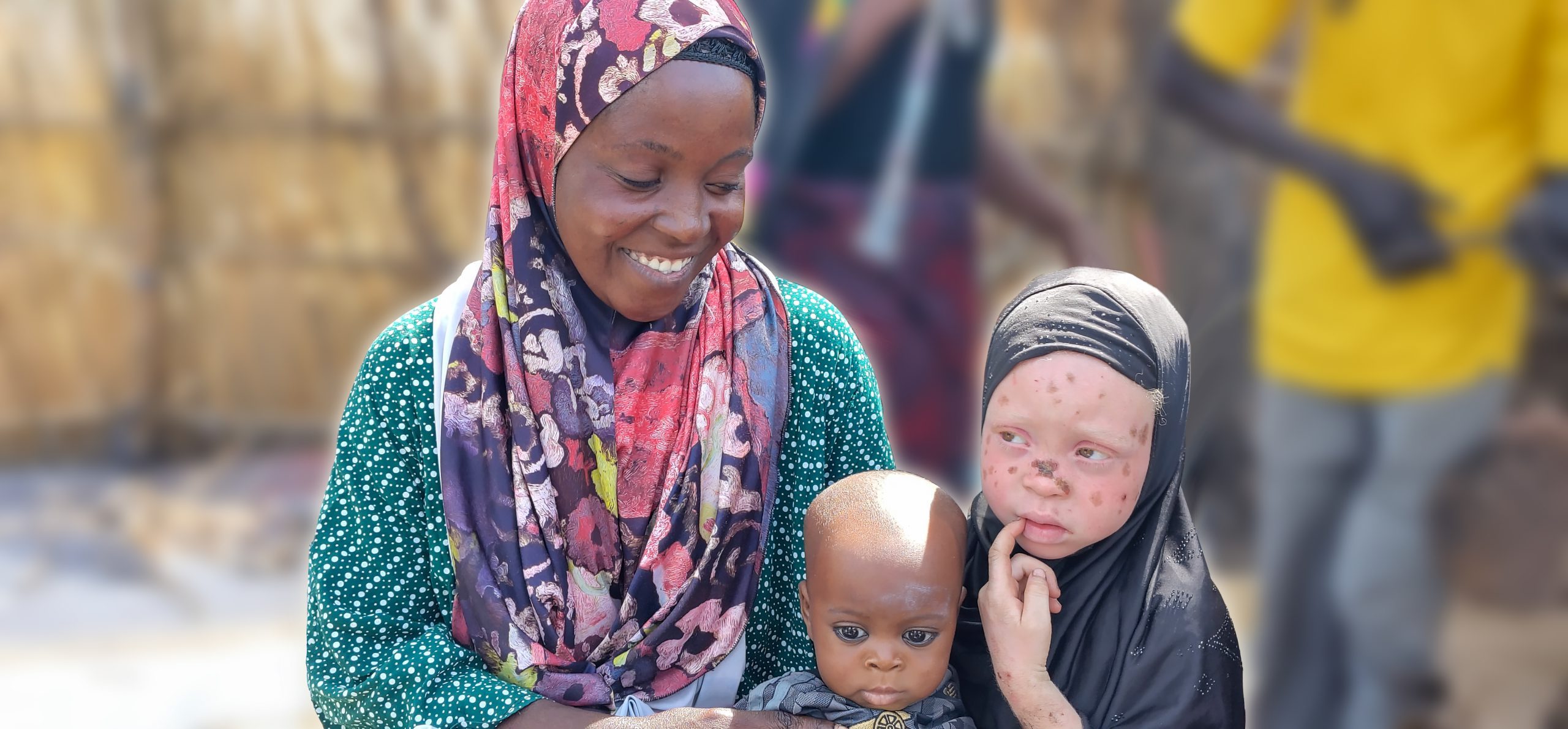 Portret van Aissa Soumaila met haar twee kinderen.