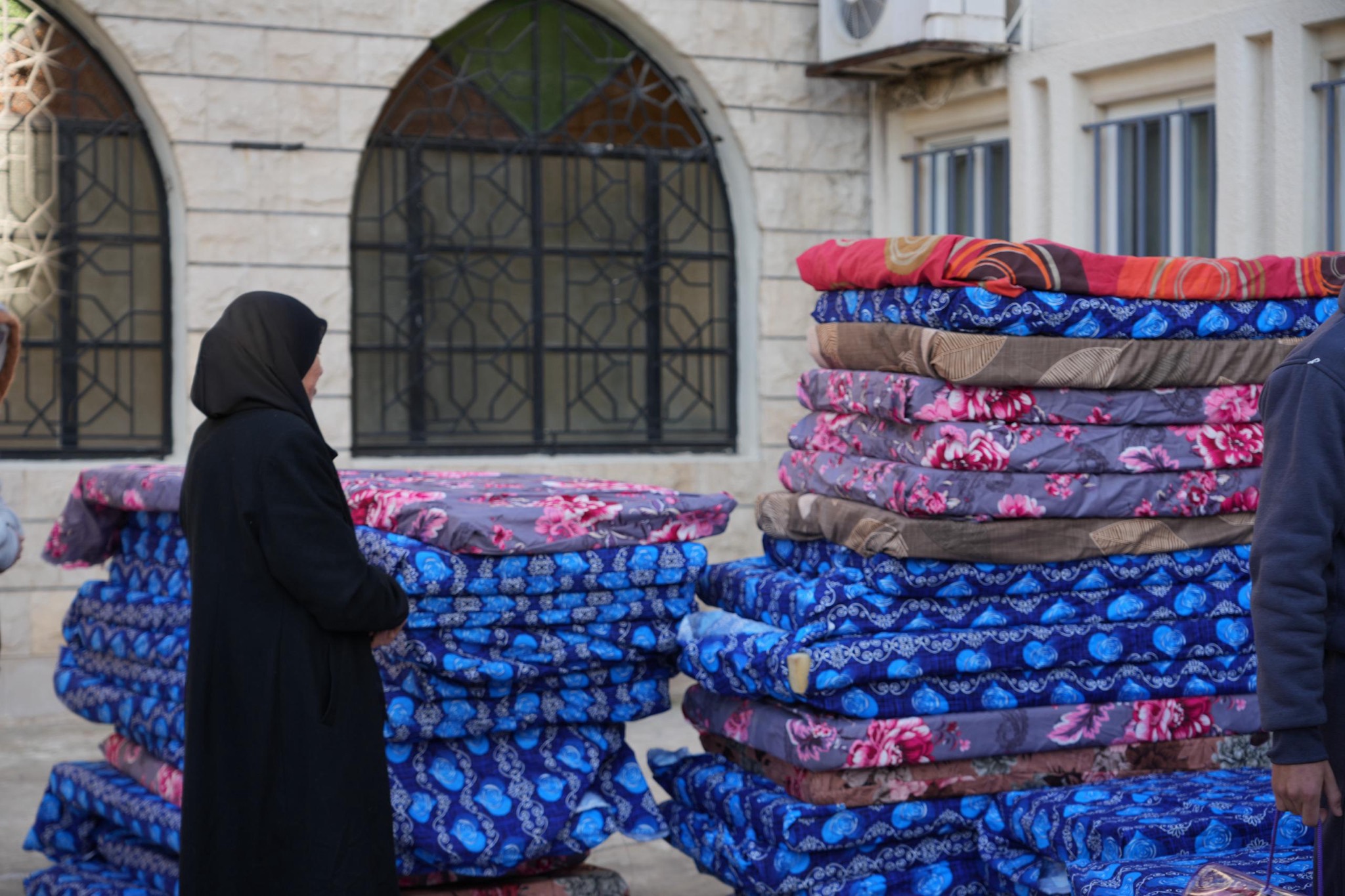 onze partner CVC deelt matrassen en dekens uit bij opvanglocaties in Libanon.