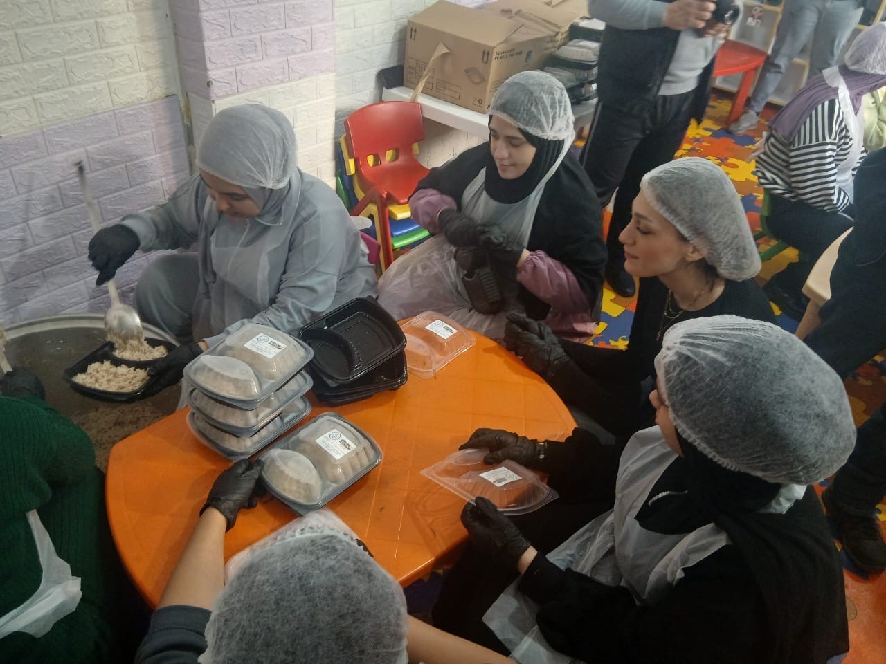 Maaltijden worden in bakken geschept door collega's in Beiroet.