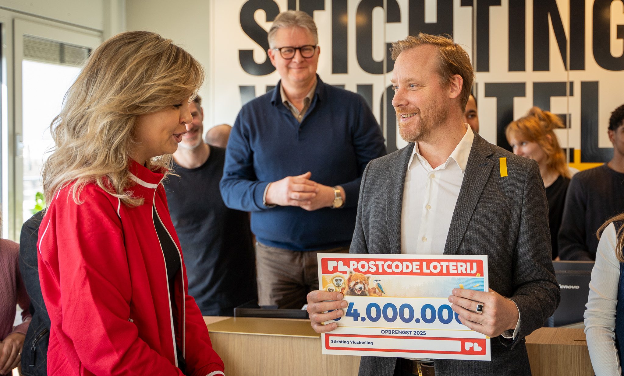 Stichting Vluchteling ontvangt de cheque van 4 miljoen euro op kantoor