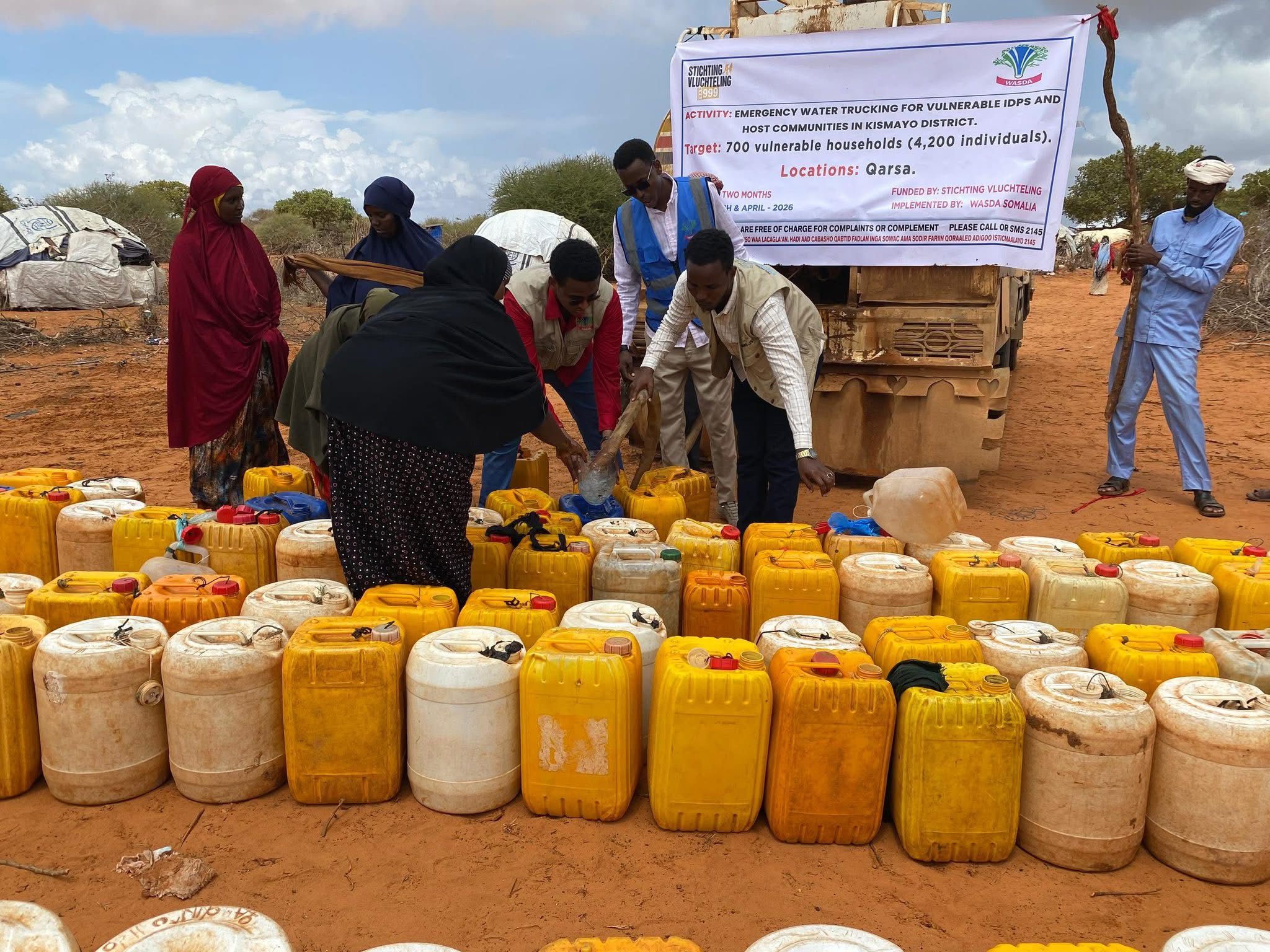 Een rij met jerrycans wordt gevuld met schoon drinkwater door onze partner WASDA in Somalië