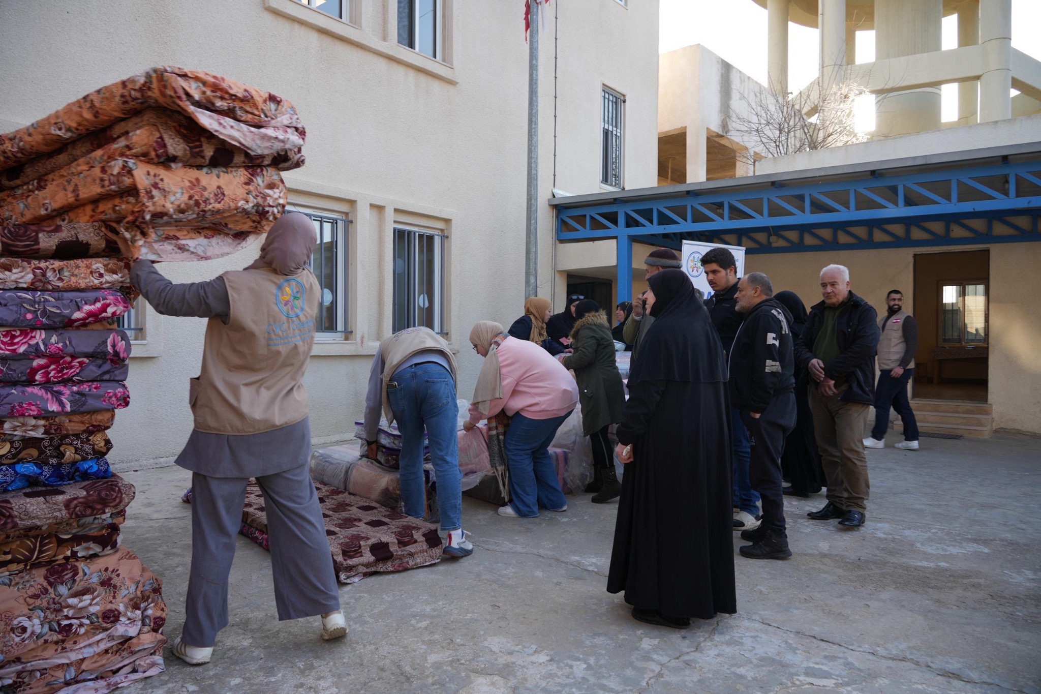 onze partner CVC deelt matrassen en dekens uit bij opvanglocaties in Libanon.