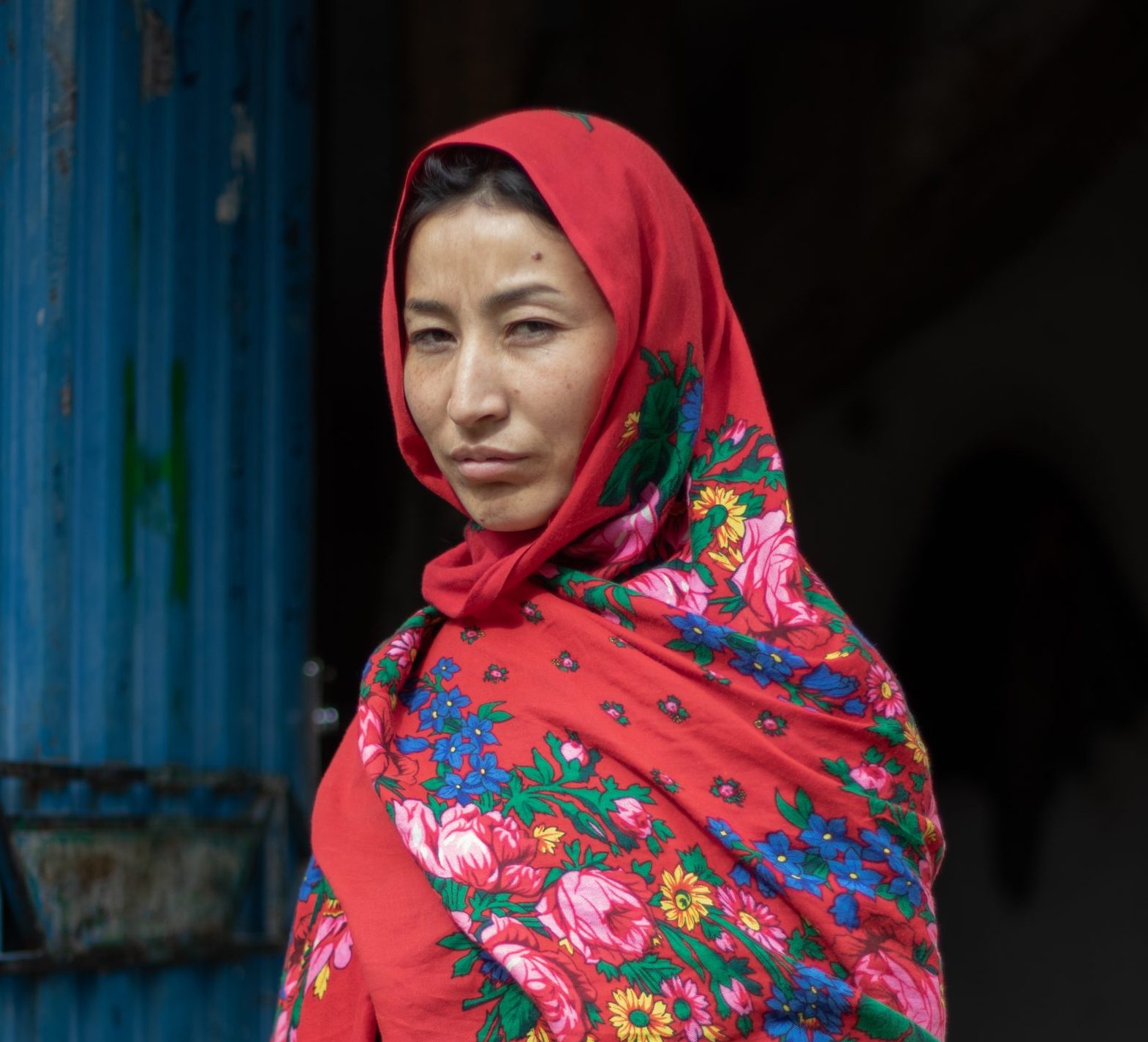 Portretfoto van Rozama voor haar voordeur