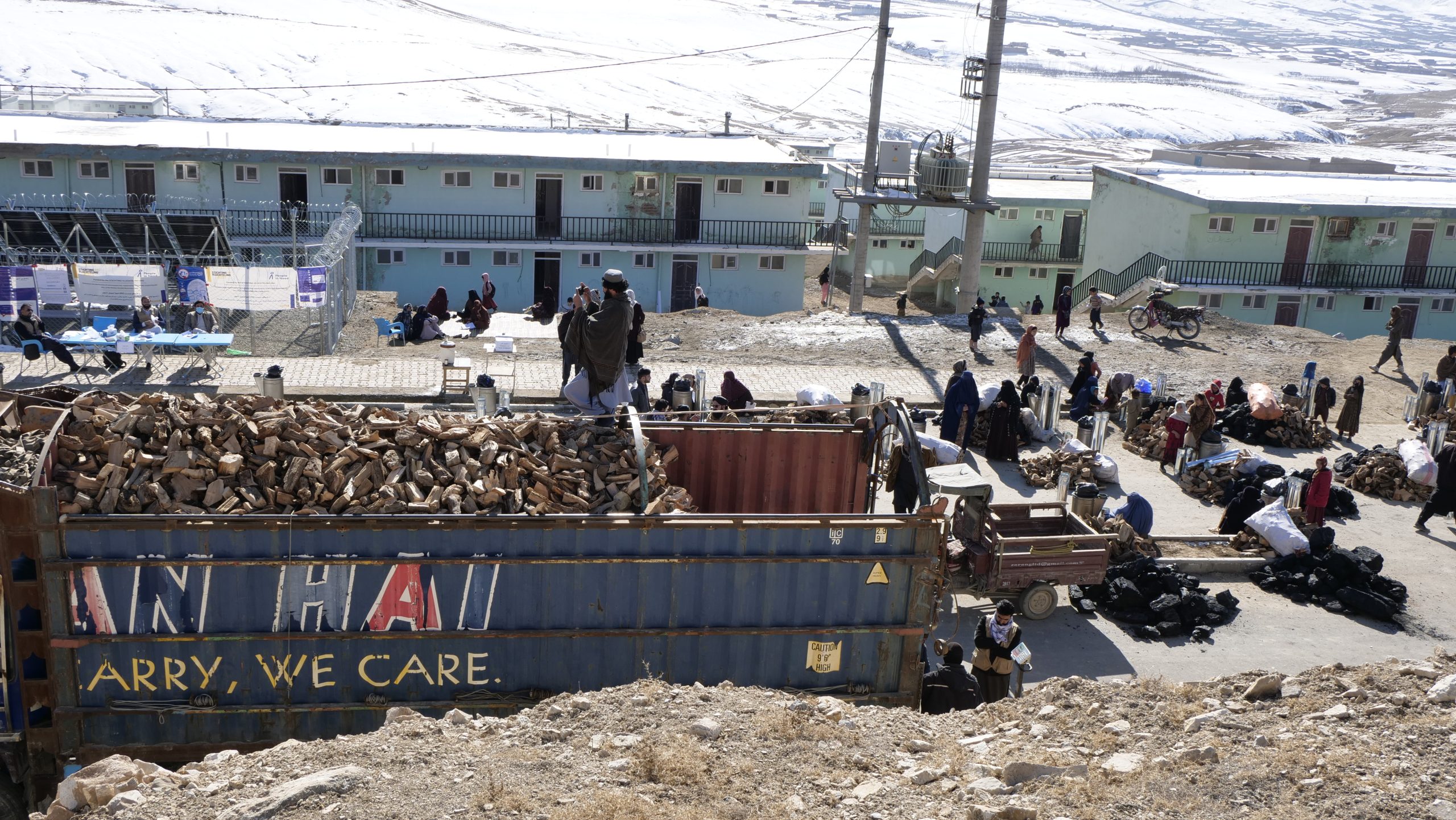 onze partner People in Need deelt winterhulp uit aan Afghaanse families