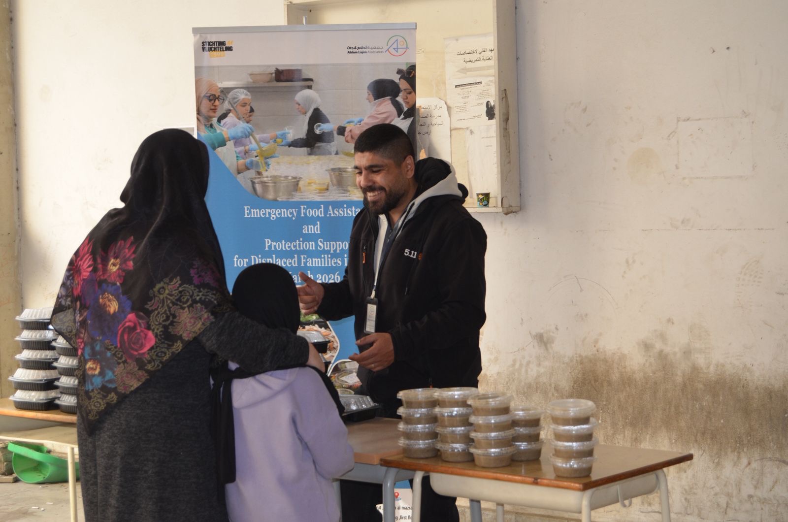 onze partner Ahlam Lajea deelt voedsel uit in Beiroet