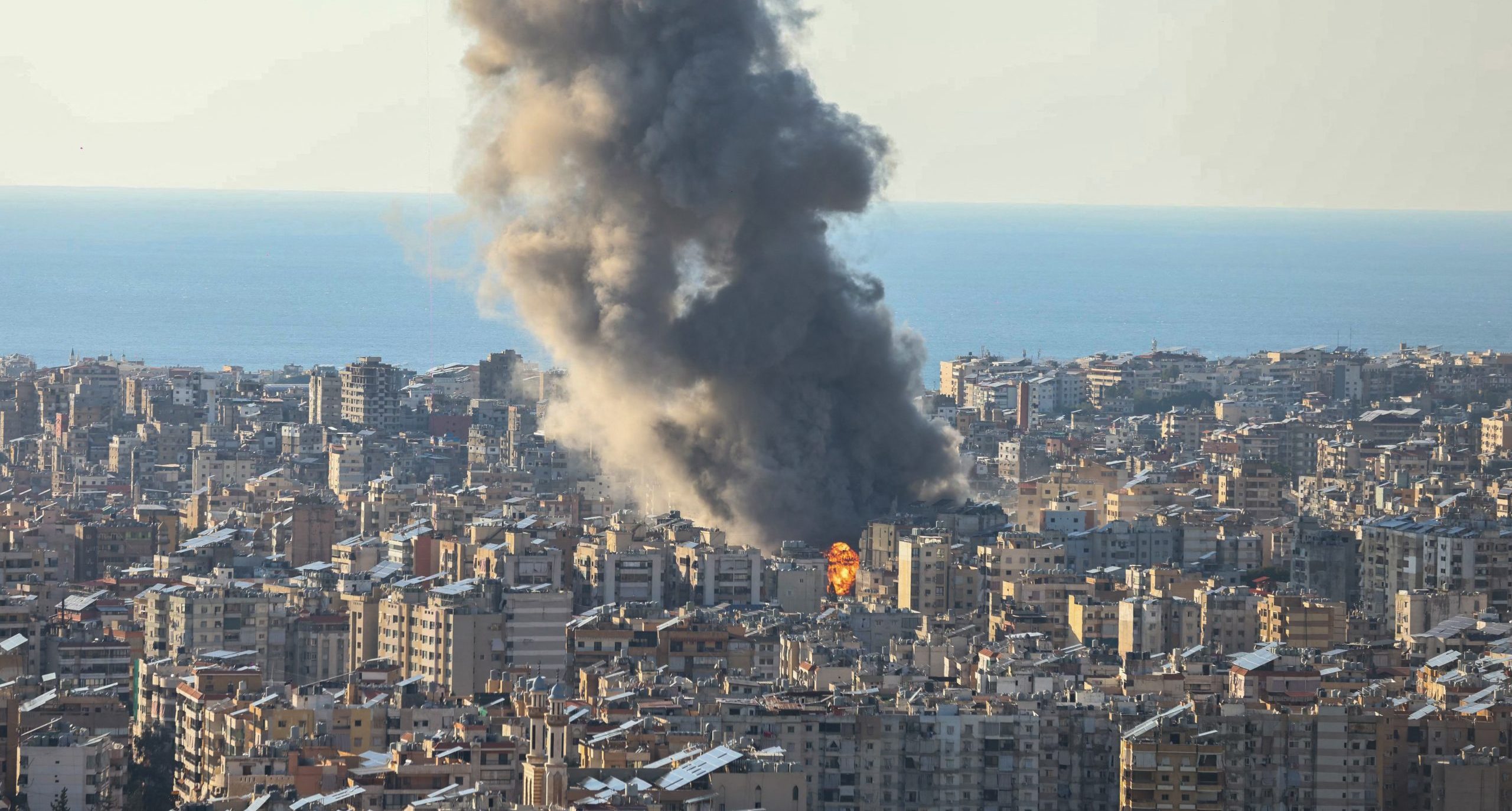 een grote rookwolk boven Beiroet na een Israëlisch bombardement.