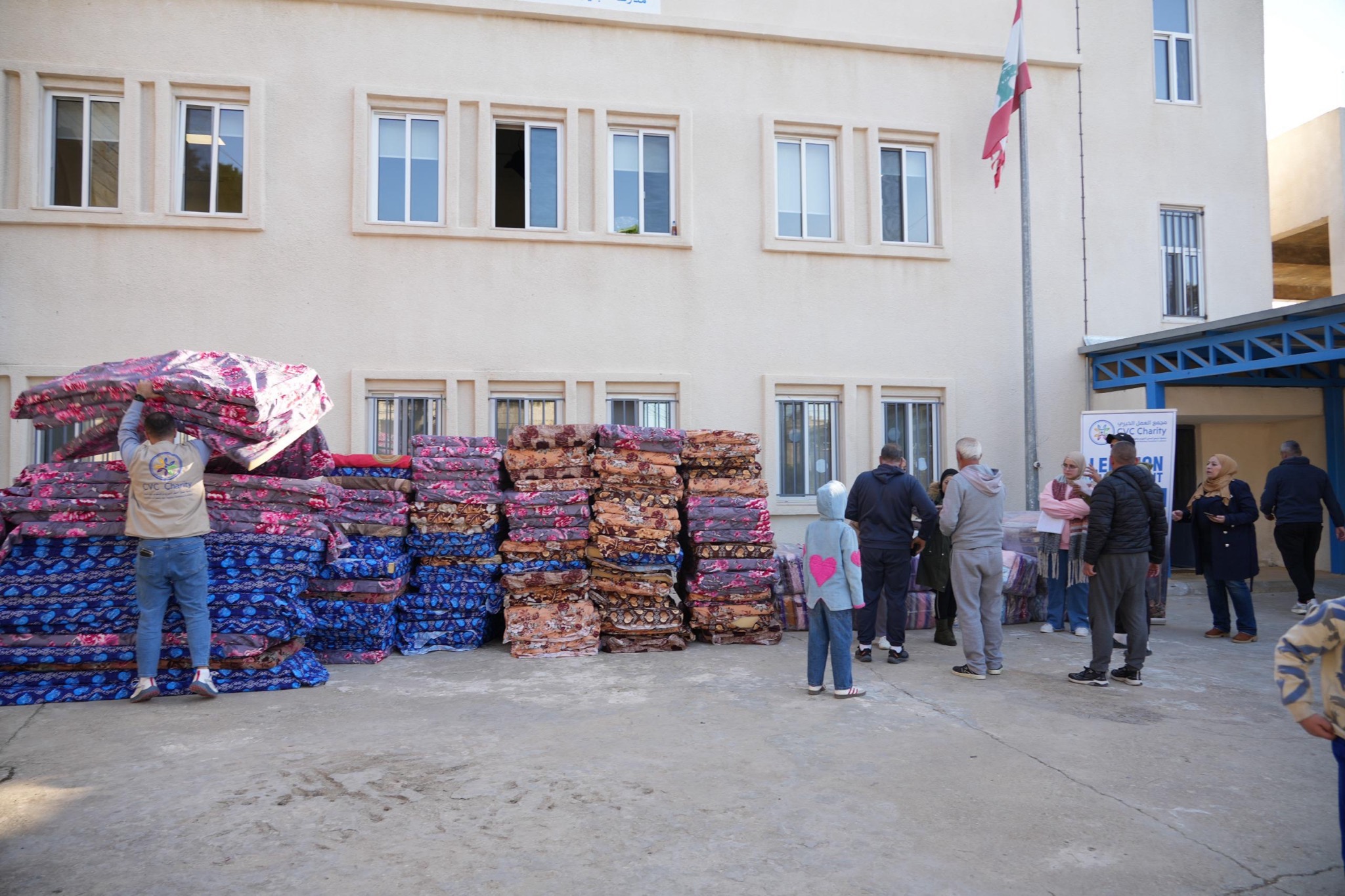 onze partner CVC deelt matrassen en dekens uit bij opvanglocaties in Libanon.