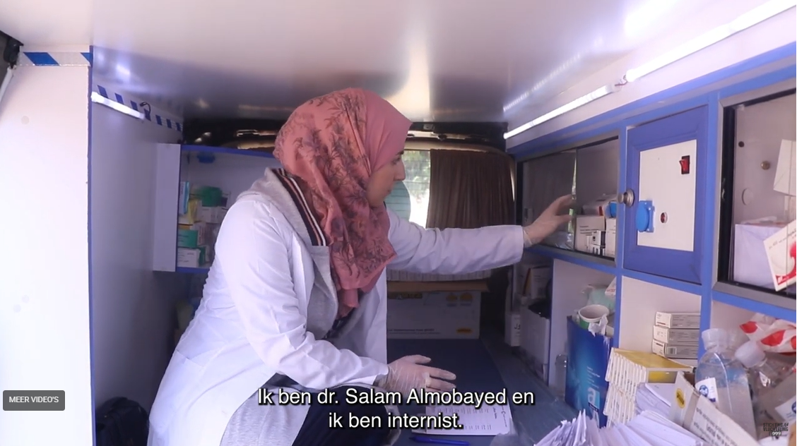 Still uit de video over medische zorg in afgelegen gebieden in Syrie. Dr. Salam Almobayed (internist bij Intersos) pakt medicijnen in haar mobiele kliniek.