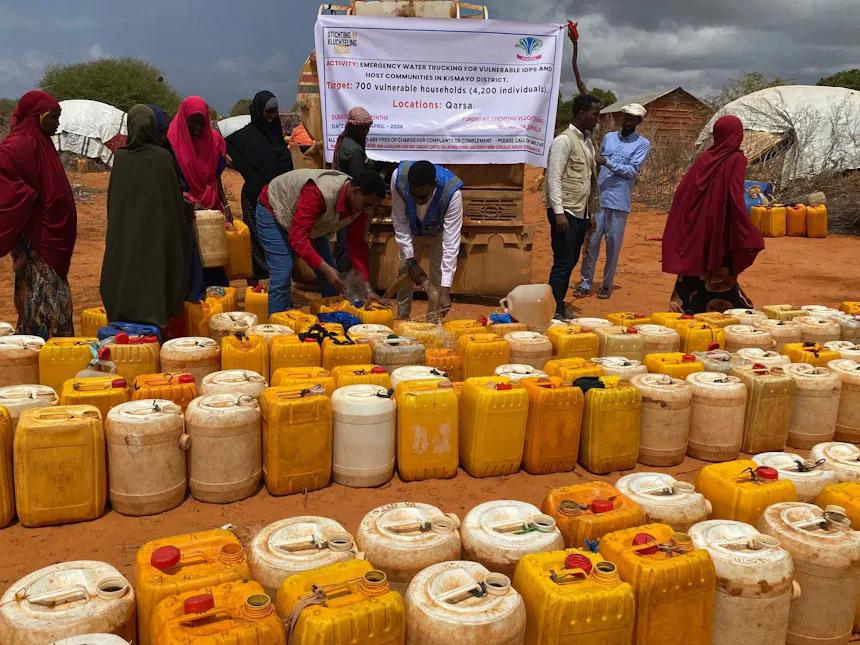 Een rij met jerrycans wordt gevuld met schoon drinkwater door onze partner WASDA in Somalië