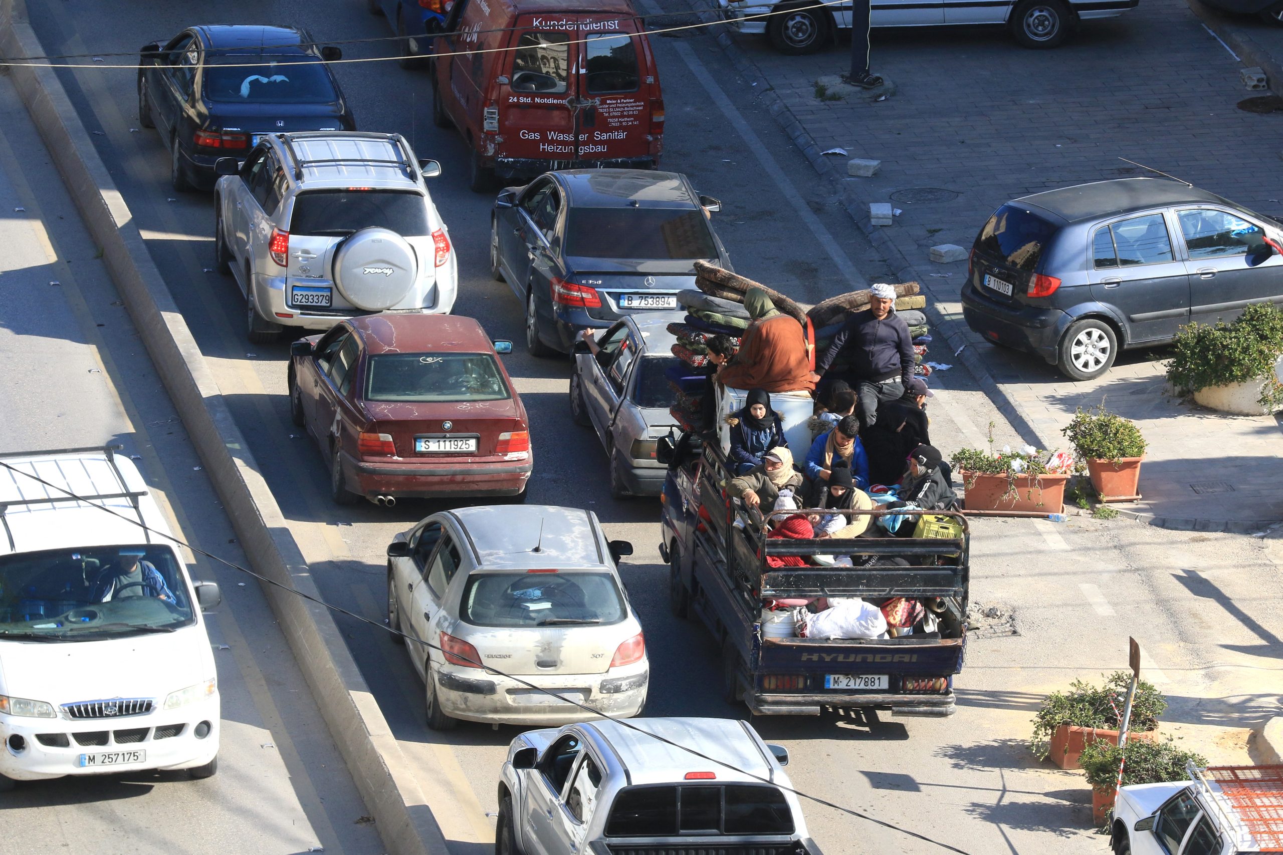 Libanezen vluchten in auto's na aanvallen van Israël en Amerika.