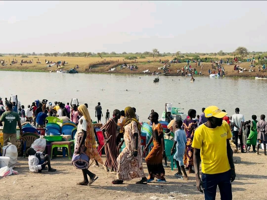 Zuid-Soedanese vluchtelingen die de rivier overstaken vanuit Akobo naar Ethiopië