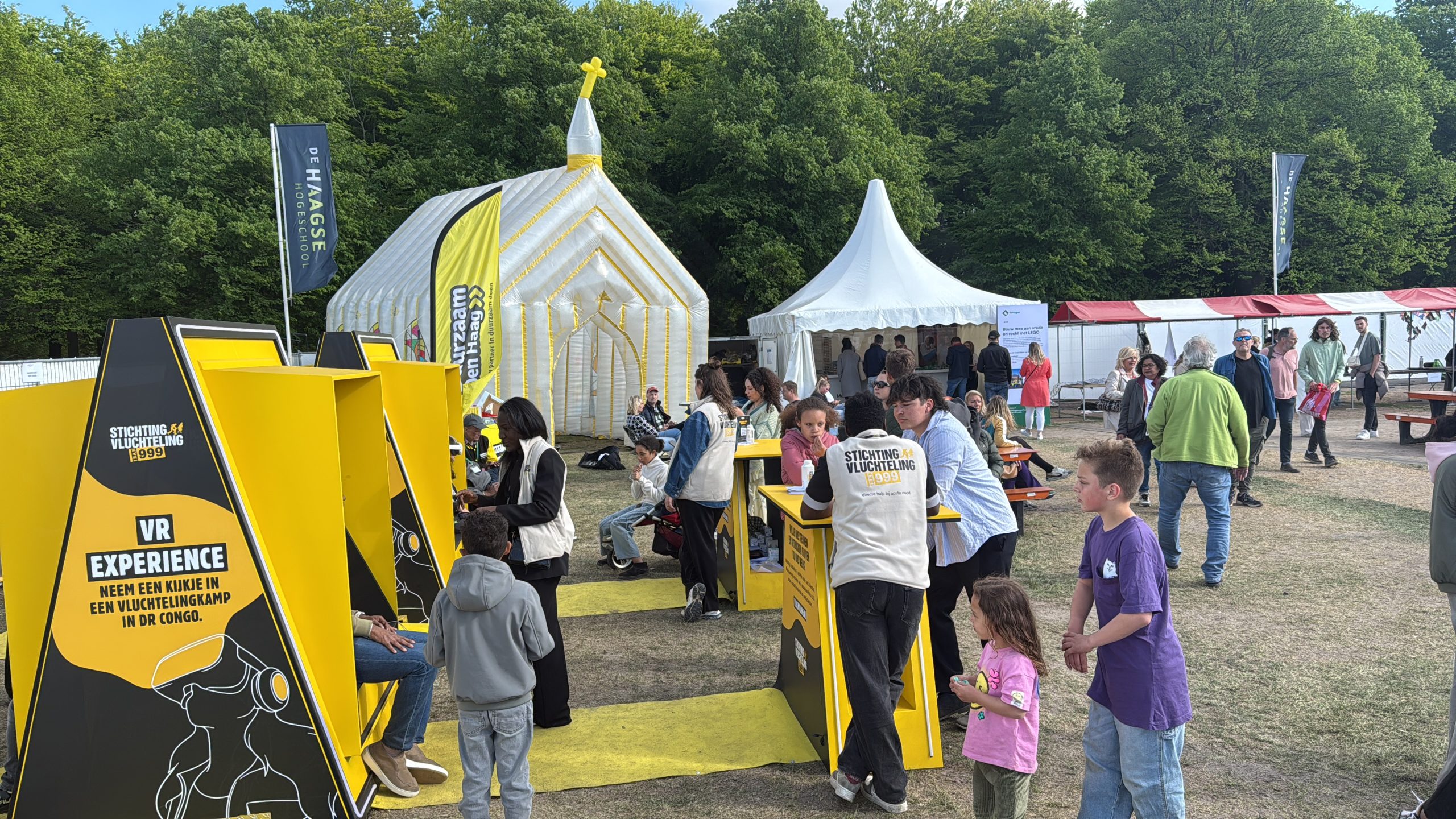een foto van onze VR-experience op het bevrijdingsfestival, met bezoekers eromheen