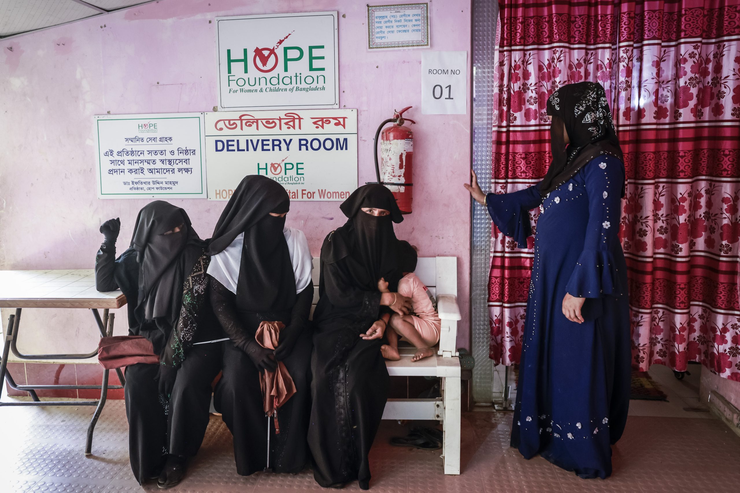 Een groep vrouwen wacht bij de delivery room in het HOPE ziekenhuis in Cox's Bazar, Bangladesh